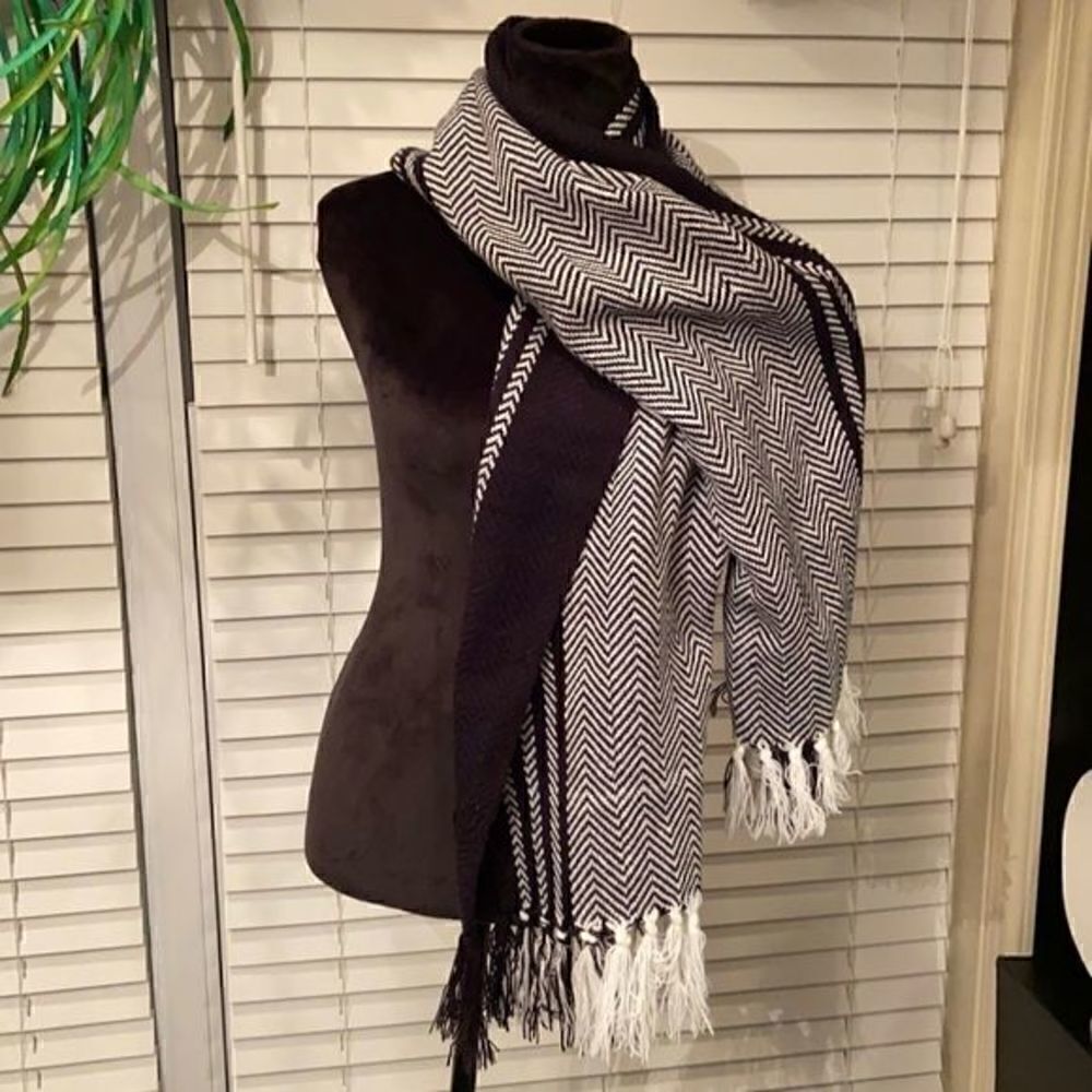 𝅺Black & White‎ scarf